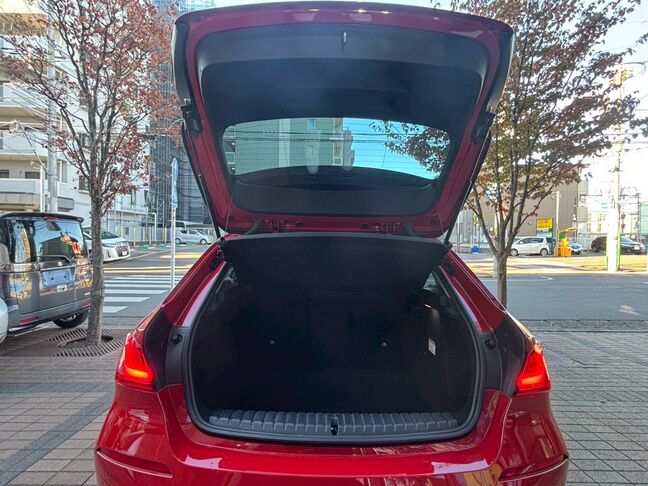 大きな荷物も収納可能、広々トランク！